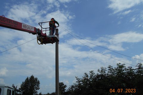 Замена неизолированного провода на СИП в городе Ишимбай в поселке Железнодорожный работниками ООО «АСТ»