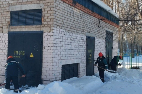 Персонал ООО «АСТ» выполняет работы по очистке снега возле РП и ТП