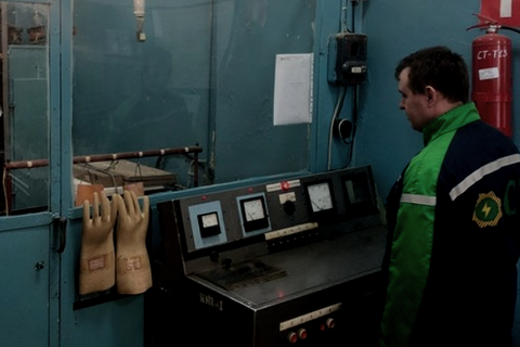 Персонал электротехнической лаборатории ООО «АСТ» проводит испытания электрозащитных средств